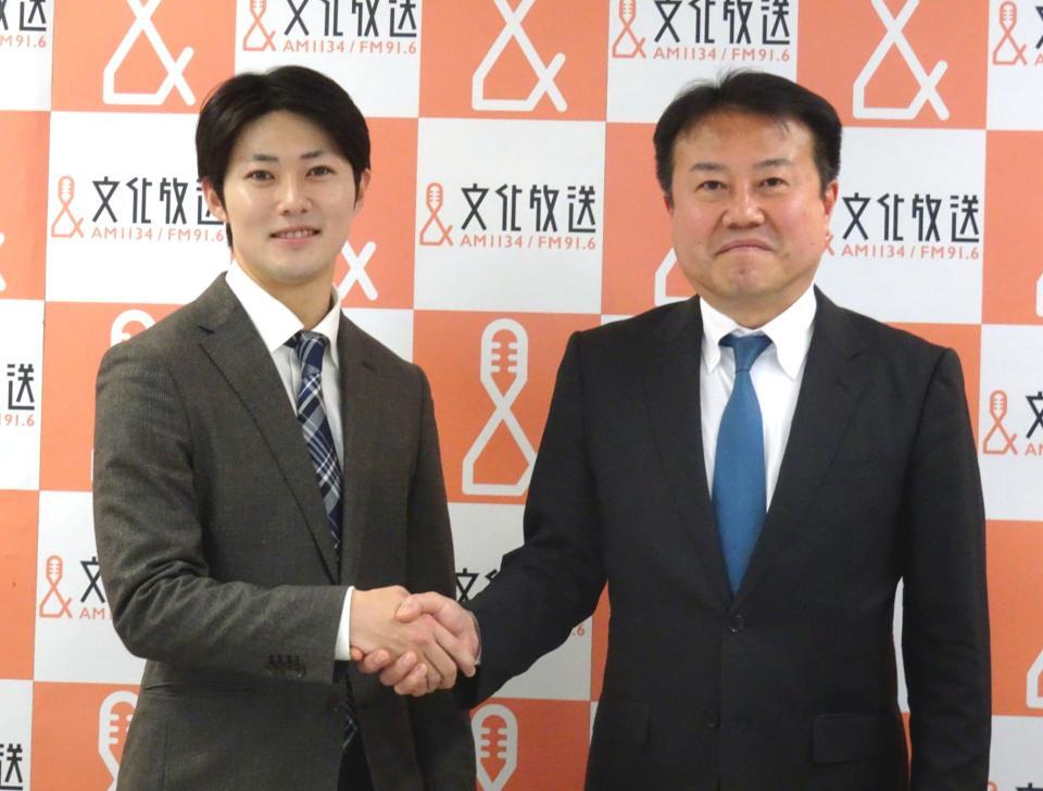　２５年ぶりにアナウンサーとして正社員で中途入社した小宅世人アナウンサー（左）と齋藤清人社長