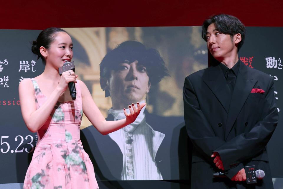 　飯豊まりえ（左）の話を聞く高橋一生（撮影・佐々木彰尚）