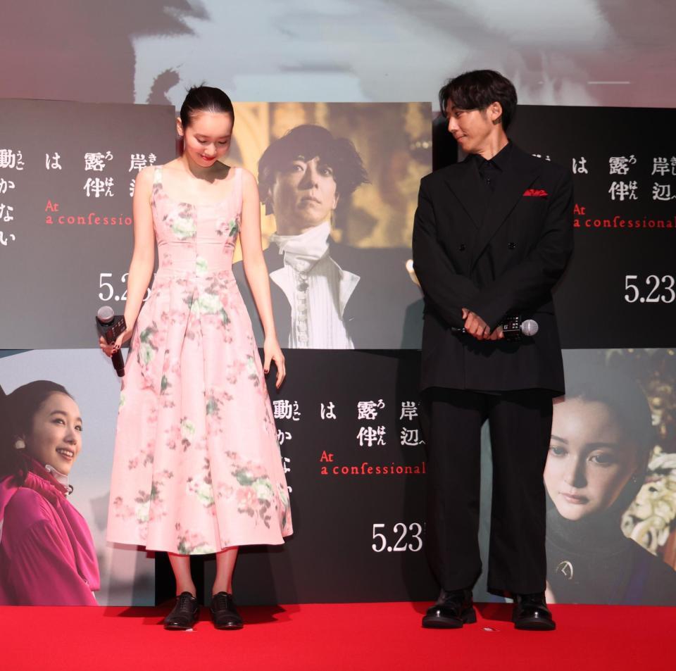 　登壇した飯豊まりえ（左）を見つめる高橋一生（撮影・佐々木彰尚）