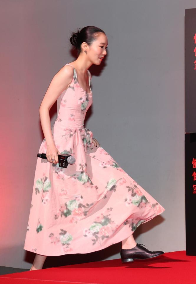 　登壇する飯豊まりえ（撮影・佐々木彰尚）