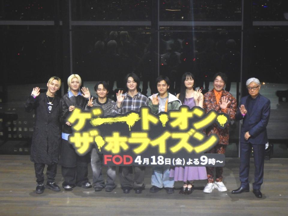 　（左から）ＳＫＹ－ＨＩ、ｅｄｈｉｉｉ、ＴＡＩＫＩ、ＲＵＩ、ＫＡＮＯＮ、服部樹咲、池田鉄洋、堤幸彦監督