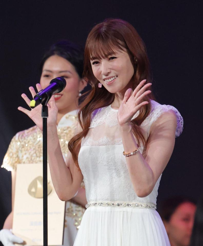 　ステージでファンに手を振る深田恭子（撮影・西岡正）