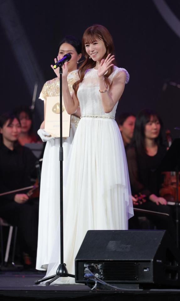　エンターテインメントアイコン賞を受賞し、あいさつで手を振る深田恭子（撮影・西岡正）