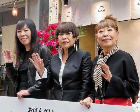 　（左から）コシノミチコさん、コシノジュンコさん、コシノヒロコさん＝２０１９年３月撮影