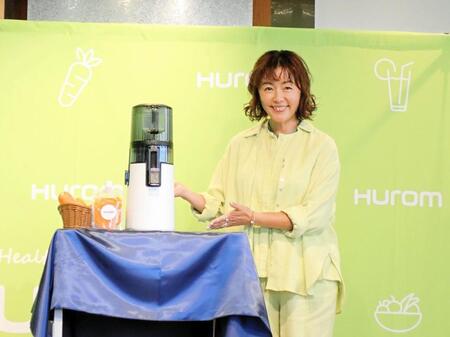 　ＨＵＲＯＭの新製品発表会に登場した田中律子