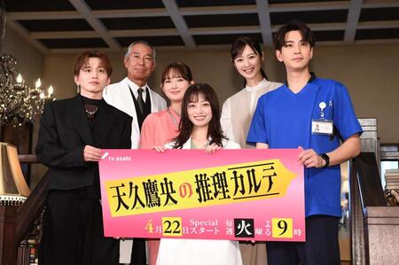 　制作発表会見で勢ぞろいした（前列左から）Ｄａ－ｉＣＥの花村想太、橋本環奈、三浦翔平、（後列左から）柳葉敏郎、畑芽育、佐々木希（撮影・園田高夫）