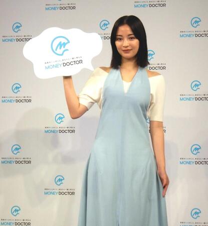 　写真撮影に応じる広瀬すず