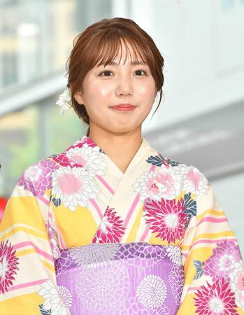 　夏祭りをＰＲする鈴木新彩アナ