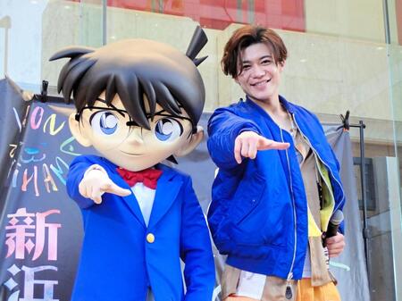 　新浜レオン（右）のシングル発売記念イベントに登場した江戸川コナン君ⓒ青山剛昌／小学館・読売テレビ・ＴＭＳ　１９９６