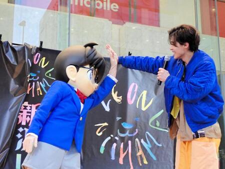 　江戸川コナン君（左）とハイタッチを交わす新浜レオンⓒ青山剛昌／小学館・読売テレビ・ＴＭＳ　１９９６