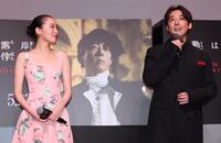 高橋一生（右）のあいさつを見つめる飯豊まりえ＝東京・スターライズタワー（撮影・佐々木彰尚）