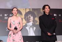 　完成報告会に登場した飯豊まりえ（左）と高橋一生（撮影・佐々木彰尚）