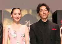 　完成報告会に登場した飯豊まりえ（左）と高橋一生（撮影・佐々木彰尚）