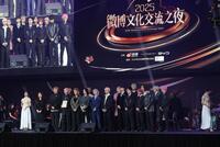 　最注目グループ賞を受賞した超特急、ＢＵＤＤｉｉＳ、ＳＵＰＥＲ★ＤＲＡＧＯＮらＥＢｉＤＡＮ（撮影・西岡正）  