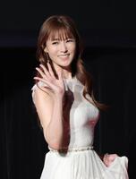 　ファンに手を振る深田恭子（撮影・西岡正）