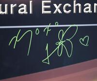 　ボードに書かれた深田恭子のサイン（撮影・西岡正）