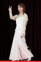 　生徒からの声援にピースサインをする畑芽育（撮影・棚橋慶太）