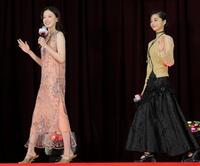 　手を振って降壇する永野芽郁（左）と見上愛（撮影・棚橋慶太）