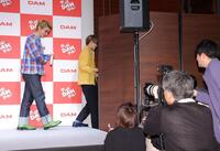 　報道陣の声かけに一礼するＳＵＰＥＲ　ＥＩＧＨＴの大倉忠義（左）＝撮影・西岡正