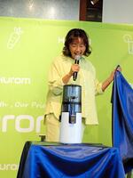 　新製品をお披露目する田中律子