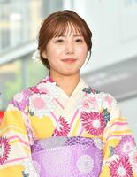 　夏祭りをＰＲする鈴木新彩アナ