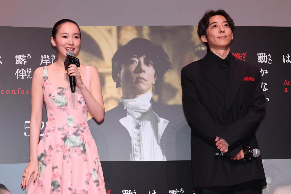 　あいさつをする飯豊まりえ（左）と聞く高橋一生（撮影・佐々木彰尚）