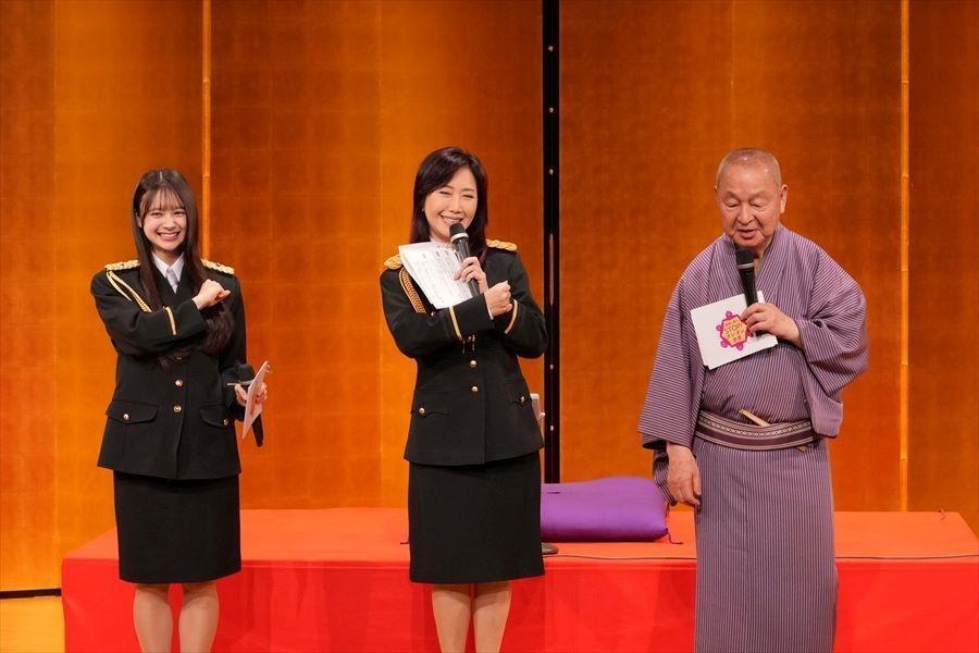 　「第四回　杉友寄席」の舞台で、特殊詐欺防止の啓発を行う（左から）ＡＫＢ４８・伊藤百花、伍代夏子、吉原朝馬
