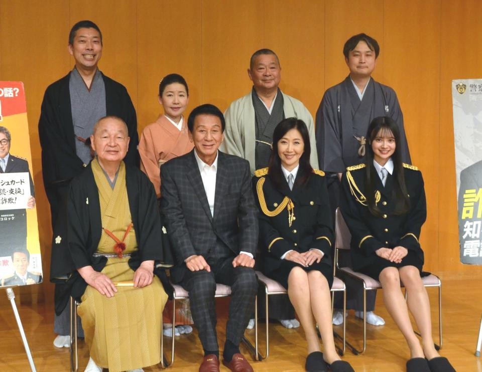 　「第四回　杉友寄席」に登場した（前列左から）吉原朝馬、杉良太郎、伍代夏子、ＡＫＢ４８・伊藤百花、（後列左から）金原亭馬久、柳谷小春、橘家圓太郎、桃月庵こはく