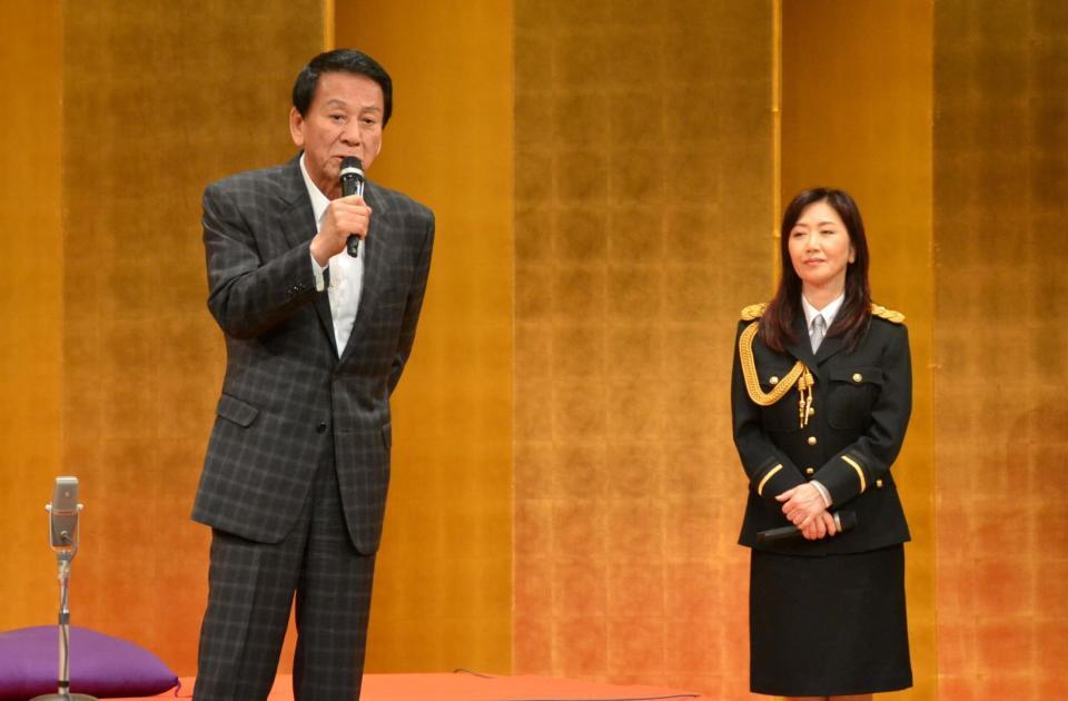 　あいさつする杉良太郎（左）と伍代夏子