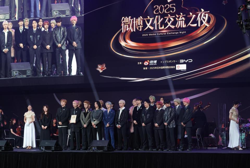 　最注目グループ賞を受賞した超特急、ＢＵＤＤｉｉＳ、ＳＵＰＥＲ★ＤＲＡＧＯＮらＥＢｉＤＡＮ（撮影・西岡正）  