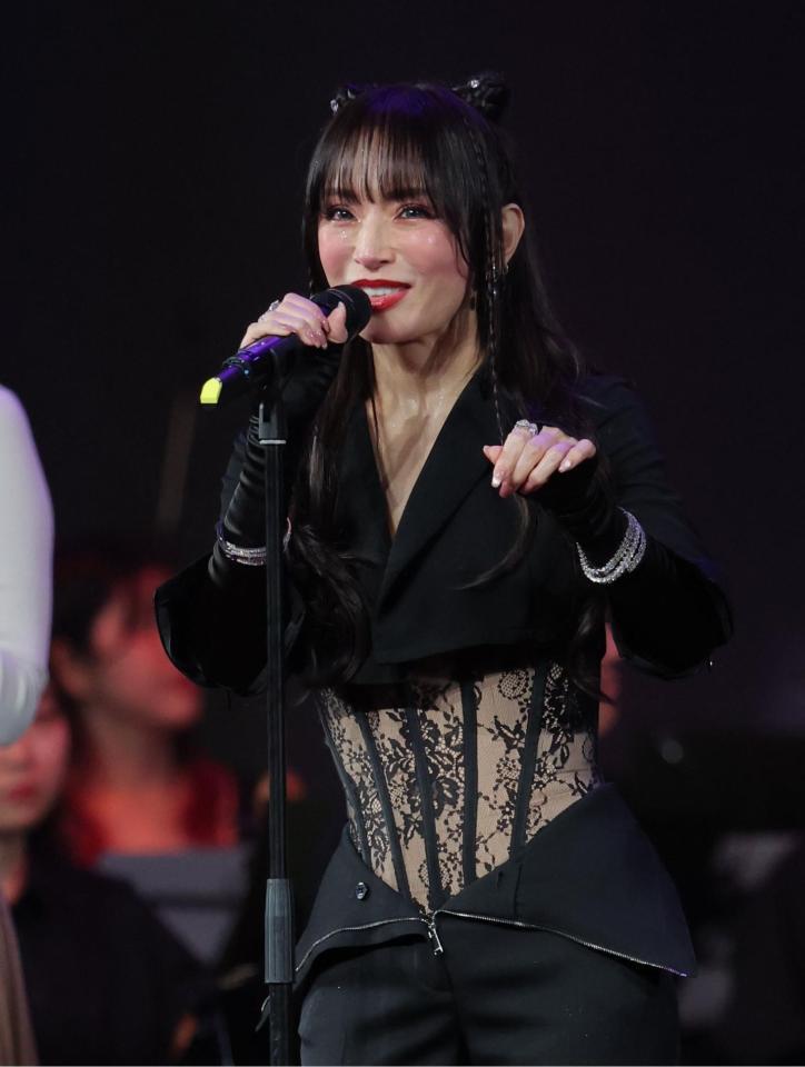 　ベストアーティスト賞を受賞し、あいさつする浜崎あゆみ（撮影・西岡正）