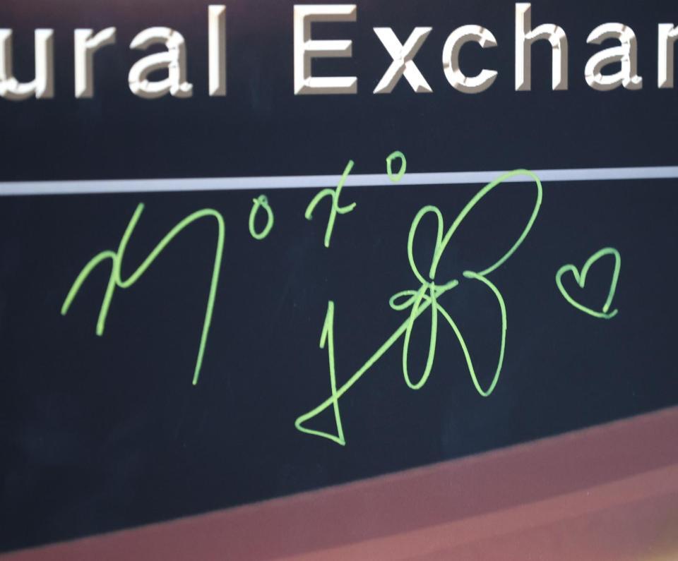 　ボードに書かれた深田恭子のサイン（撮影・西岡正）