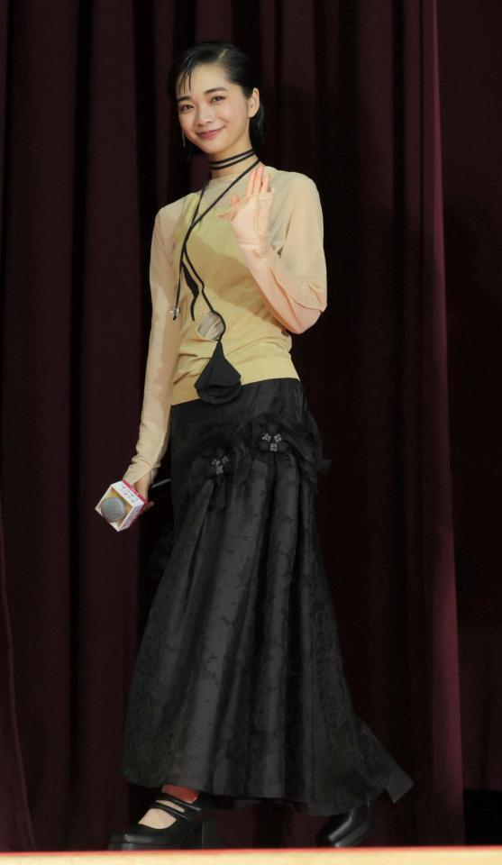 　声援に手を振る見上愛（撮影・棚橋慶太）