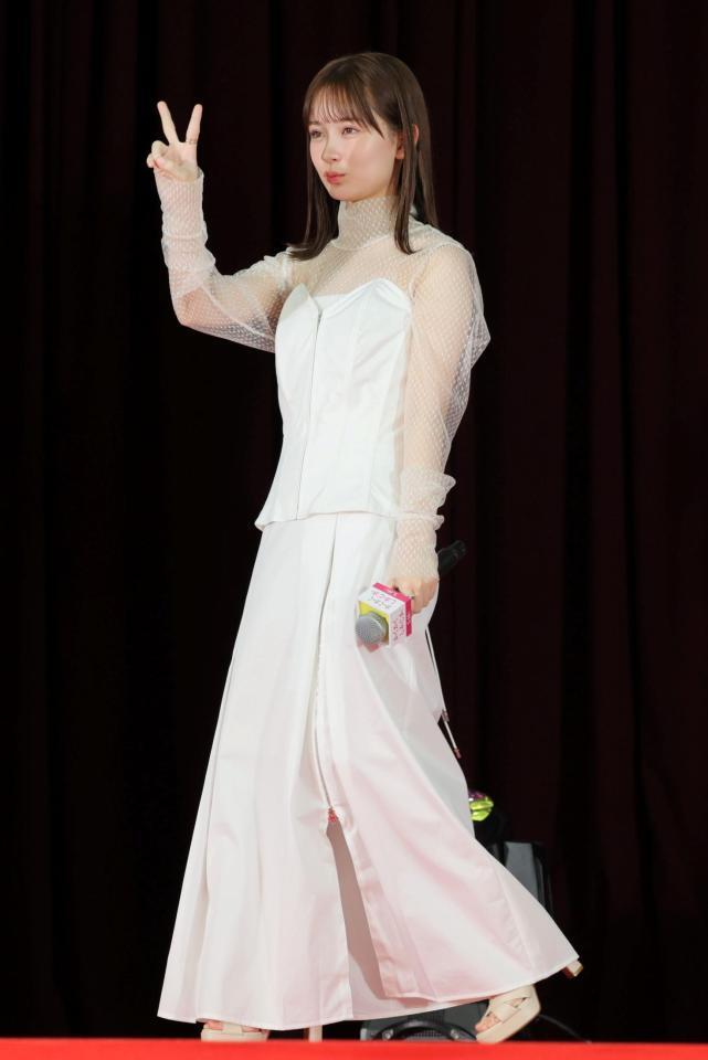 　生徒からの声援にピースサインをする畑芽育（撮影・棚橋慶太）