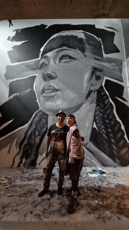 　壁画を手がけたロバート・バルガス氏（左）と笑顔を浮かべるＡＩ