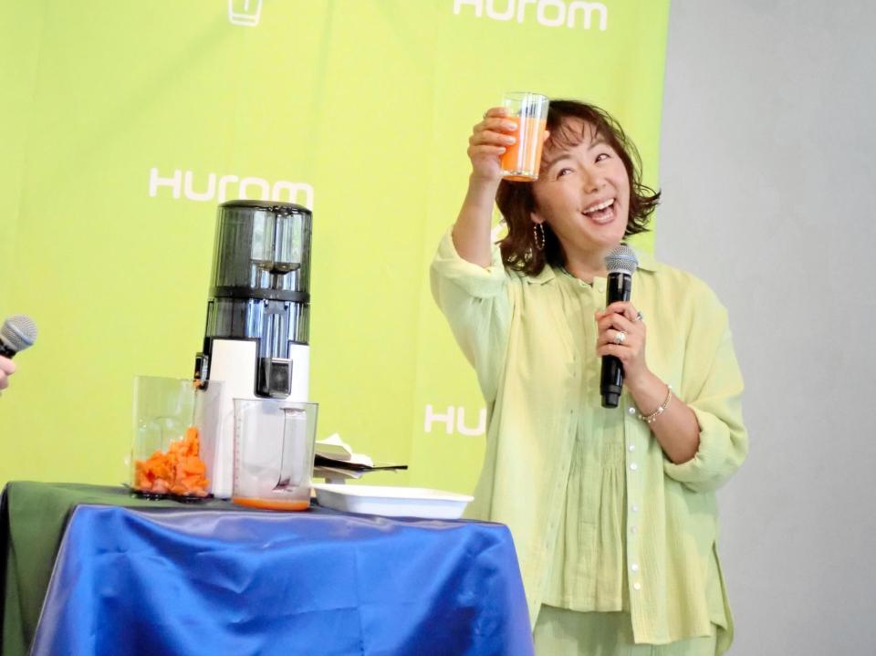 　ジュースで乾杯する田中律子