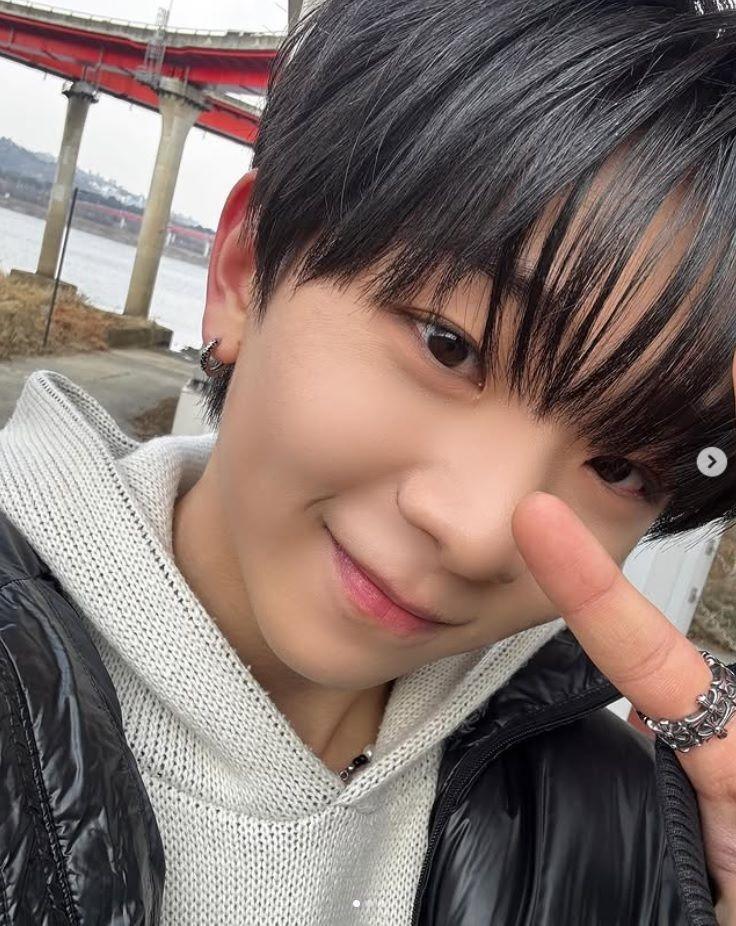 　韓国・芸能プロダクションＨｉ－Ｈａｔエンターテインメントの公式インスタグラム＠ｈｉｈａｔ．ｏｆｆｉｃｉａｌより　未成年にもかかわらず、歩きたばこの姿が目撃されたキム・ジョンミン