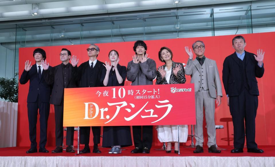 　制作発表で手を振る（左から）田辺誠一、鈴木浩介、渡部篤郎、松本若菜、佐野晶哉、片平なぎさ、佐野史郎、荒川良々（撮影・西岡正）