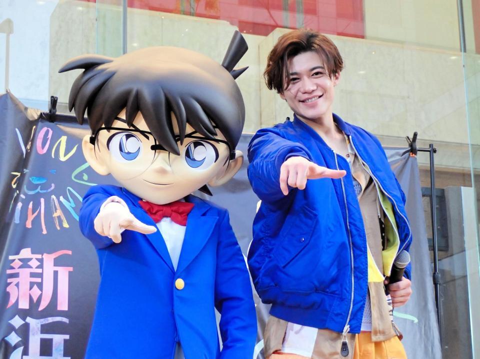 　新浜レオン（右）のシングル発売記念イベントに登場した江戸川コナン君ⓒ青山剛昌／小学館・読売テレビ・ＴＭＳ　１９９６