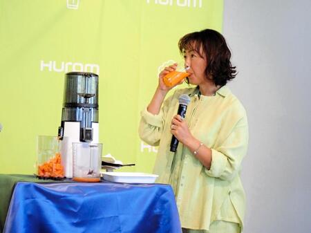 　ジュースを飲む田中律子