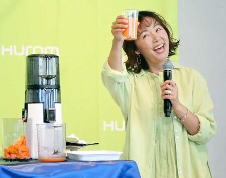 　ジュースで乾杯する田中律子