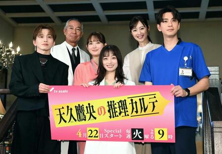 　（前列左から）花村想太、橋本環奈、三浦翔平、（後列同）柳葉敏郎、畑芽育、佐々木希（撮影・園田高夫）
