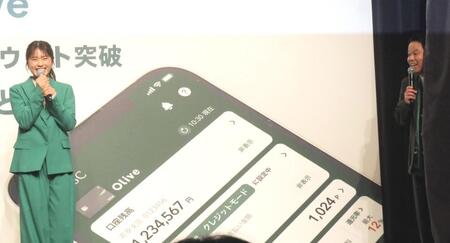 　渋谷凪咲（左）の登場に思わず幕に隠れて喜ぶ津田篤宏