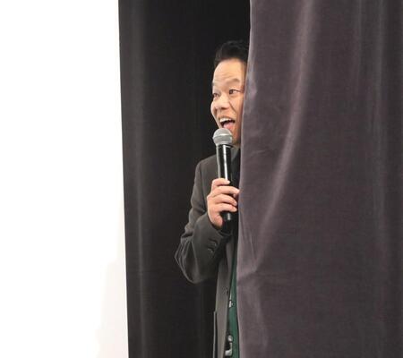 　渋谷凪咲の登場に思わず幕に隠れて喜ぶ津田篤宏