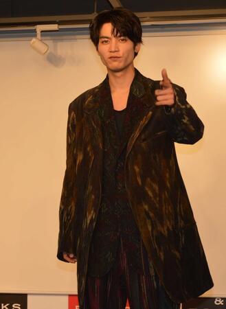 　ポーズを決める板垣瑞生さん＝２０２３年１２月