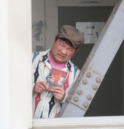 　著書を不気味な表情でアピールするチャンス大城