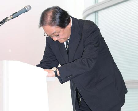 　お辞儀をして会見を終えるフジメディアＨＤ・金光修社長（撮影・吉澤敬太）