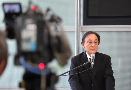 　会見するフジメディアＨＤ・金光修社長（左奥）＝撮影・吉澤敬太