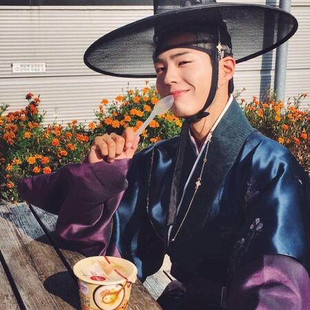 　パク・ボゴムの公式Ｘ＠ＢＯＧＵＭＭＹより　パク・ボゴムは２０１６年出演のドラマ「雲が描いた月明り」で韓服姿を披露した