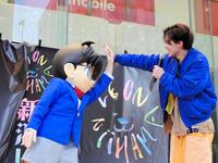 　江戸川コナン君（左）とハイタッチを交わす新浜レオンⓒ青山剛昌／小学館・読売テレビ・ＴＭＳ　１９９６